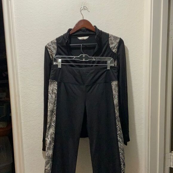 Boston Proper Jogging Suit Black snakeskin accent - Medium (US Size 8-10) - Picture 9 of 13